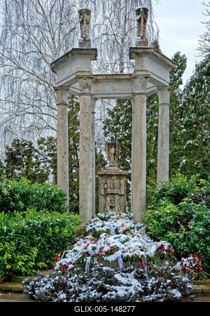 Szatmárcseke, Kölcsey Ferenc síremléke a református csónakos fejfás temetőben-stock-foto