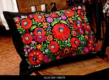 Fekete párna matyó hímzéssel-stock-foto