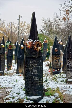 Szatmárceke, szokatlan, csónak alakú fejfa a református temetőben-stock-foto
