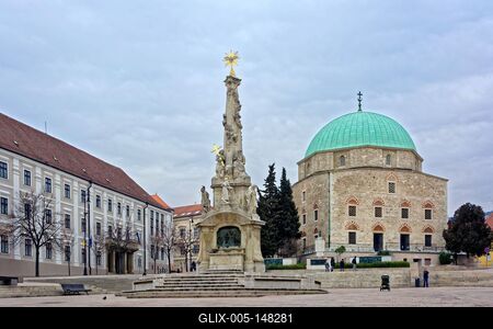 Pécs,  Gázi Kászim pasa dzsámija és a Szentháromság szobor-stock-foto