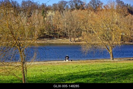 Horgász a duna mellékfolyón-stock-foto