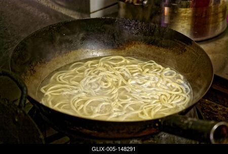 Lahman,längmän tojás nélküli ujguri tészta a wokban-stock-foto