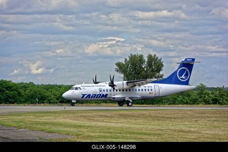 Ferihegy repülőtér, Tarom Romain Air Transport, Sky Team propeller repülőgép leszállt-stock-foto