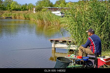 Horgász a martfűi horgásztónál-stock-foto