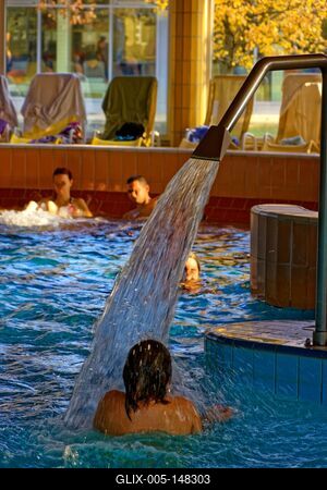 Nyakzuhany a bükkfördői termál fürdőben-stock-foto