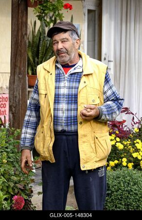 Igazi szatmári ember, férfi diót tart a kezében, Panyolában-stock-foto