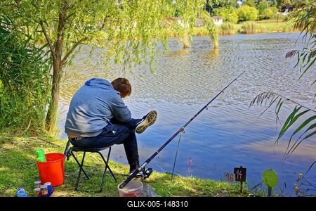 Horgász  unottan várja a kapást a martfűi horgásztónál-stock-foto