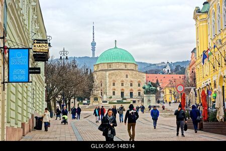 Pécs, Gázi Kászim pasa dzsámija  és a TV torony-stock-foto