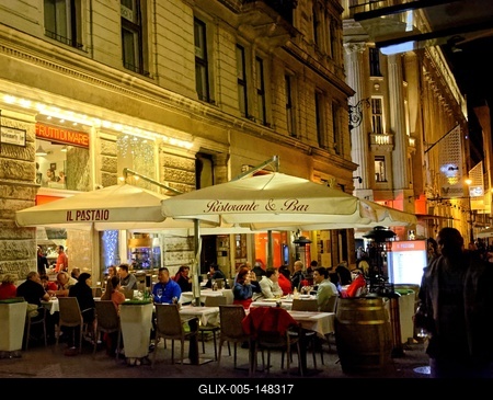 Ill Pastaio étterem Budapesten éjjeli fényben-stock-foto