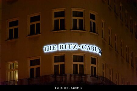 The Ritz Carlton hotel világító felirat éjszaka-stock-foto
