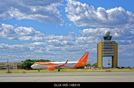 Ferihegy repülőtér, Easyjet A320 felszállás közben-stock-foto