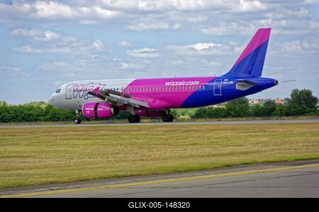 Ferihegy repülőtér, Wizzair A320 leszállt, oldalnézett-stock-foto