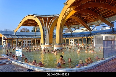 Büki Gyógyfürdő külső medence-stock-foto