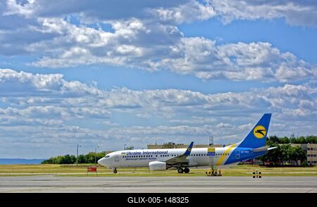 Ferihegy repülőtér, Ukraine International A320 felszállás előtt-stock-foto