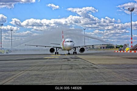 Ferihegy repülőtér, TAP Portugal Amadeo de Souza Cardoso A 319 elhalad a vízsugár alatt-stock-foto
