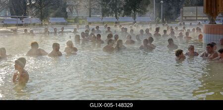 Bükfürdő, sok ember fürdik gőzölő termálvízben a külső medencében-stock-foto