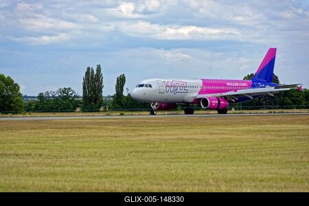Ferihegy repülőtér, Wizzair Airbus 320 leszállt-stock-foto