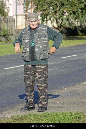 Igazi szatmári ember, idős férfi katona öltözékben, Panyolán-stock-foto