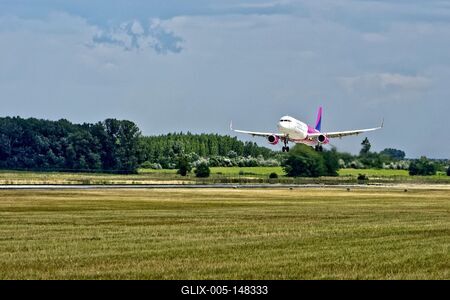 Ferihegy repülőtér, Wizzair A320 leszállás közben-stock-foto