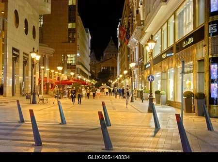 Deák Ferenc utca Budapesten éjjeli fényben-stock-foto