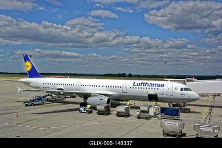 Ferihegy repülőtér, Lufthansa Airbus A 321-200 Göppingen poggyász kezelők-stock-foto