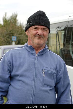 Igazi Szatmári ember, férfi kötött sapkával,Panyolában-stock-foto