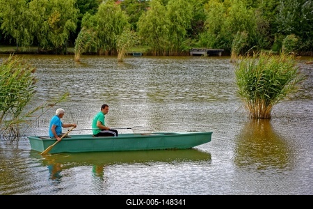 Két férfi egy zöld horgász csónakban a martfűi horgásztavon-stock-foto