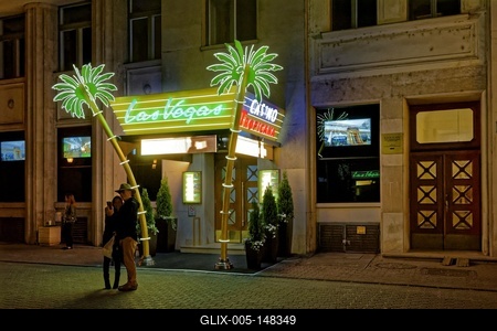 Las Vegas játék casino éjjeli fényben, Budapesten-stock-foto