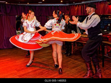 Magyar folklor, népitánc együttes, két lány táncol együtt magyar mintás öltözékban-stock-foto