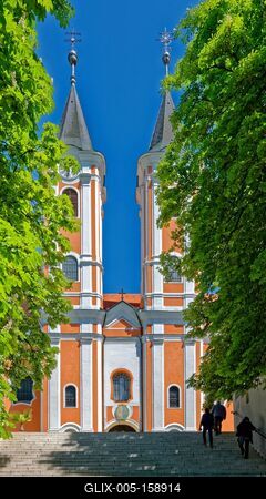 Máriagyűd kegytemplom, zarándokok a lépcsőn-stock-foto