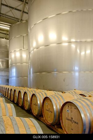 Grand Tokaj fém érlelőtartályok és fa hordók-stock-foto