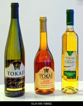 Grand Tokaij, boros üvegek régi cimkékkel-stock-foto