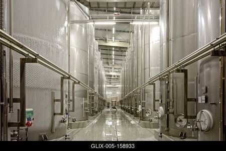 Grand Tokaj érlelőtartályok a pincészetben-stock-foto