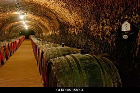 Grand Tokaj, 13-mas pince folyosó régi fahordókkal  a Szegi pincében-stock-foto