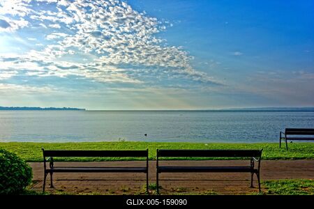 Üres park padok a Balaton partján Keszthelyben, kora reggeli hangulat-stock-foto