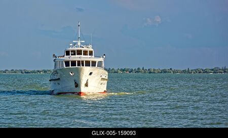 Személyszállító hajó a Balatonon-stock-foto