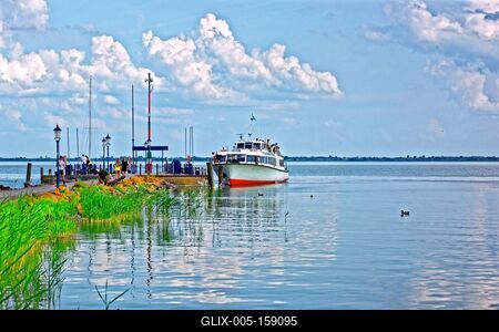 Személyszállító hajó kiköt a balatongyöröki kikötőben-stock-foto
