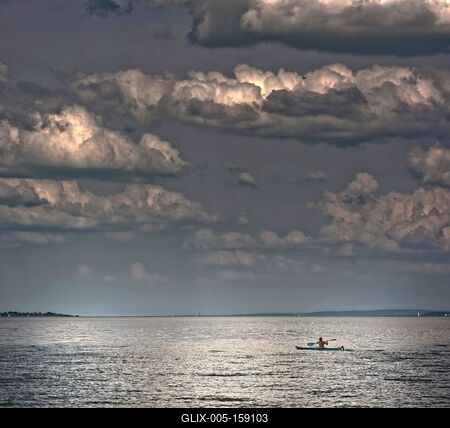 Balatonon zivar előtt menekülő kenus-stock-foto