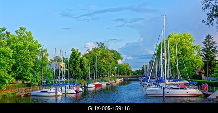 Vitorlahajók kikötő Balatonmáriafürdőn-stock-foto