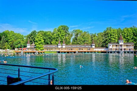 Hévíz gyógyfürdő fürdőházakkal-stock-foto