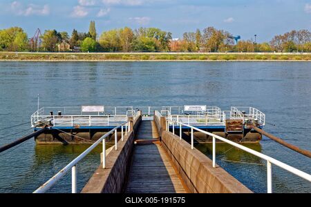 Móló, hajó kikötõ a dunán Komáromnál-stock-foto