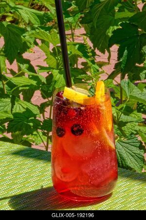 Üditõ ital erdei gyümölccsel, citrommal és jégkockákkal-stock-foto