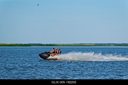 Tisza-tó Sarud, hárm személy száguldanak egy jet-skin-stock-foto