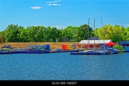 Tisaz-tó hajókikötõ, mólók Sarudnál-stock-foto