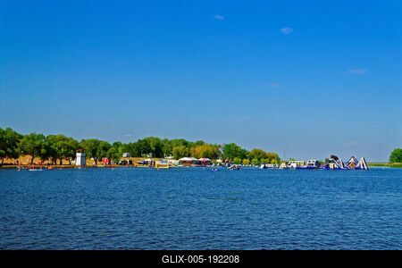 Tisza-tó Sarud,strandfürdõ ránézés a tóból-stock-foto