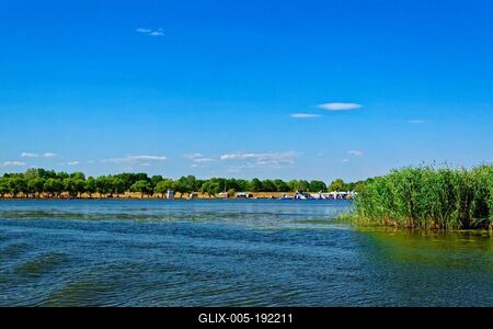 Tisza-tó, Sarud strandfürdõ távolról és  zöld nádassal-stock-foto