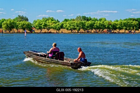 Tizsa-tó, Sarud strandfürdõ házaspár egy motoros uszályban-stock-foto