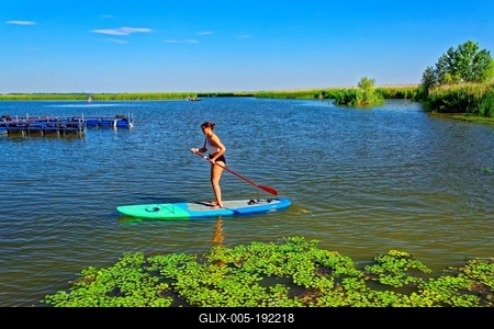 Tisza-tó Sarud, egy nõ gyakorol a wakeboardon-stock-foto