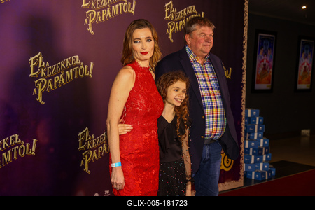 ,,El a kezekkel a papámtól!" díszpremierje.-stock-foto