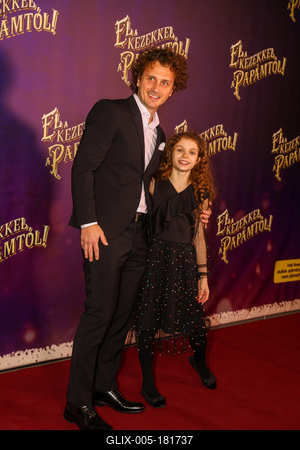 ,,El a kezekkel a papámtól!" díszpremierje.-stock-foto